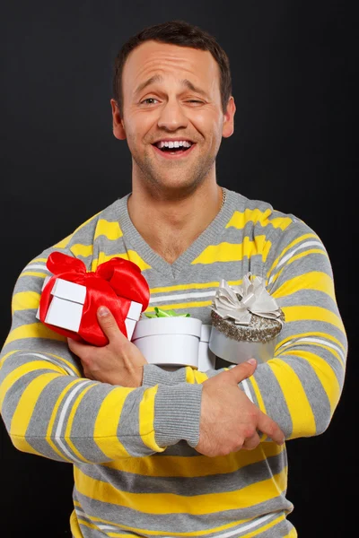 El hombre del cumpleaños está recibiendo sus regalos — Foto de Stock