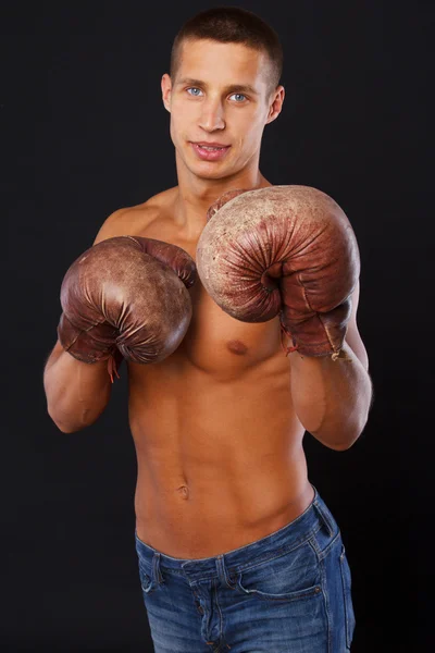 Homem sem camisa está posando como um pugilista — Fotografia de Stock