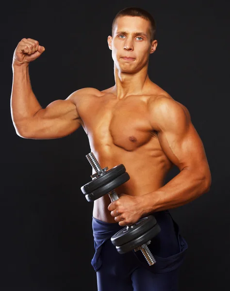 Bodybuilder is aan te tonen zijn goed opgeleide handen — Stockfoto