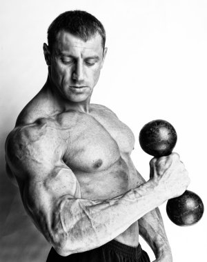 kas adamdır demir bumbbell ile kendini trainign