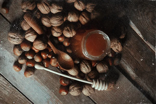 Composición de frutos secos y miel —  Fotos de Stock