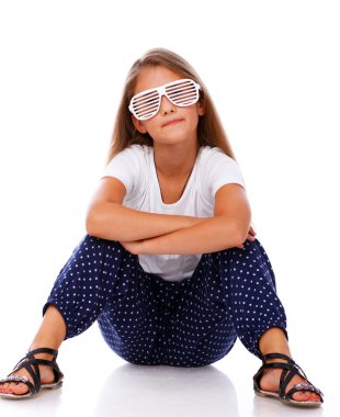 Şık modern gözlüklü küçük kız