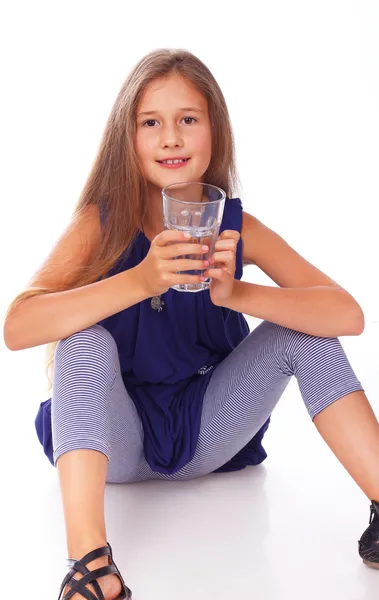 Söt flicka med ett glas vatten — Stockfoto