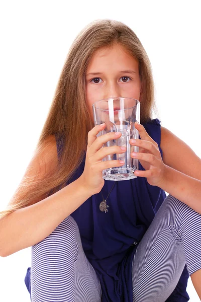 Портрет девушки, которая пьет воду — стоковое фото