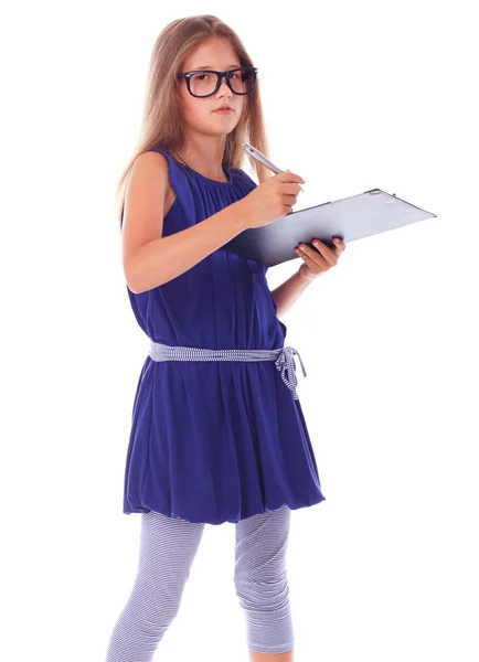 Chica en vestido azul y gafas en información de relleno en blanco —  Fotos de Stock