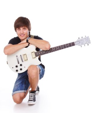 genç çekici genç çocuğun dizinde gitar ile eğildi.
