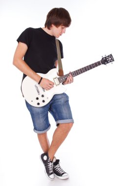 Genç gitarist beyaz gitarını çalıyor