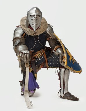 diz üstü Knight duruyor