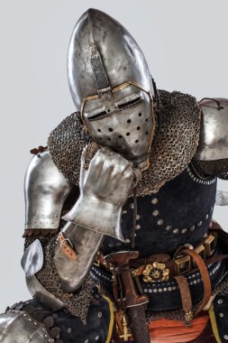 sıkılmış knight yumruk üzerinde yalın