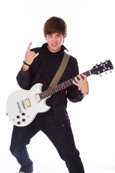 Nastoletni chłopiec w czarne ubrania trzyma gitara — Zdjęcie stockowe