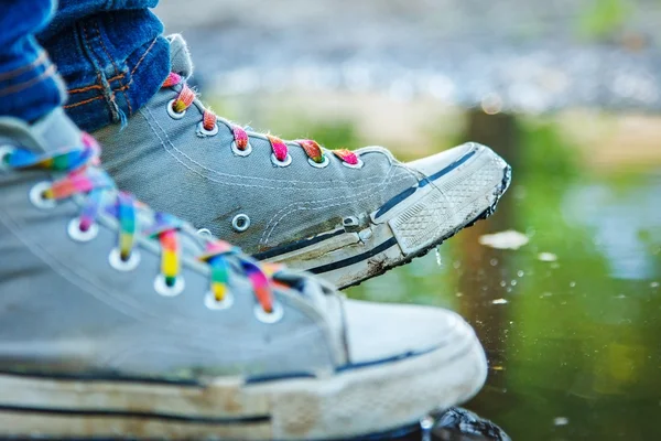 Un hombre con zapatos de goma esperando a alguien — Foto de Stock