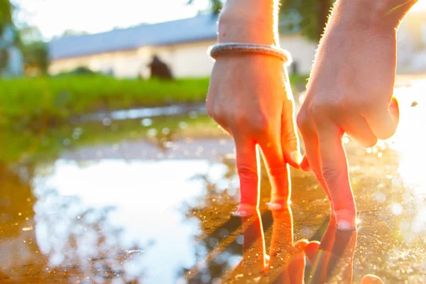 Two "finger" is holding each others hands — Stock Photo, Image