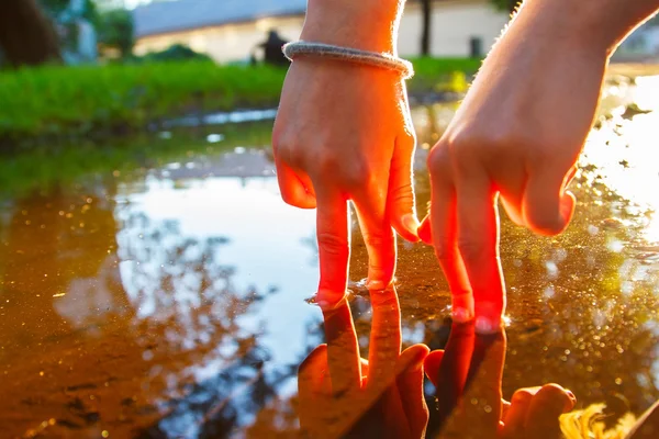 A pair of finger are standing in the pubble — Stock Photo, Image