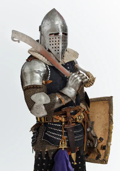 Człowiek stwarza jako średniowieczny rycerz — Zdjęcie stockowe