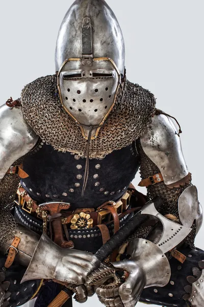 Mens is poseren in een knight armor zittend op de stoel — Stockfoto