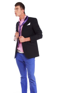 genç adam bir takım elbise ve pembe gömlek