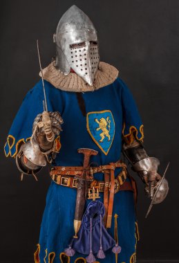 karanlık bir geçmişi olan Knight poz