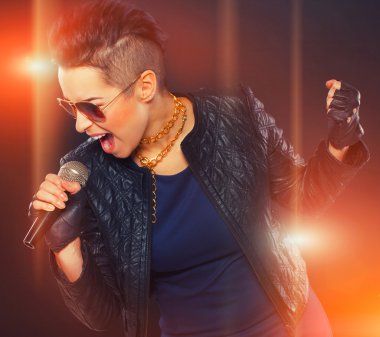 sıcak rocker mikrofon şarkı söylüyor