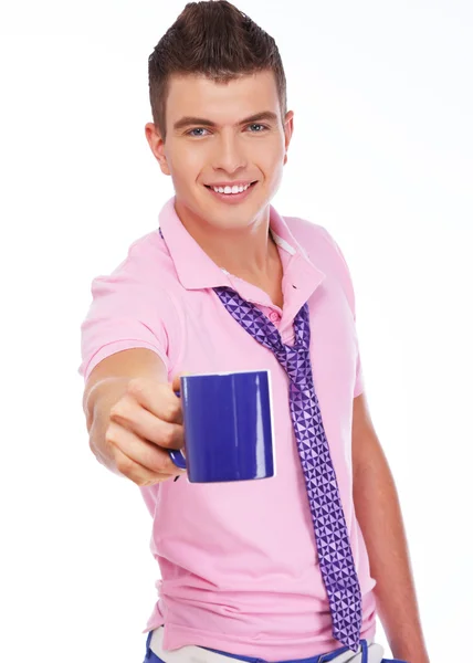 Jovem oferece uma xícara de bebida quente — Fotografia de Stock