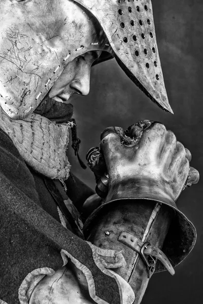 Foto em preto e branco do cavaleiro sincero que está orando — Fotografia de Stock