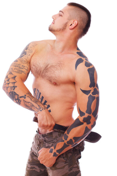 Мужчина без рубашки в брюках цвета хаки
