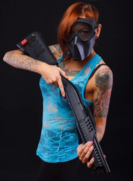 Вооруженный пистолетом женщина в большой маске — стоковое фото