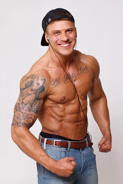 Het kille med sexig kropp visar sin biceps — Stockfoto