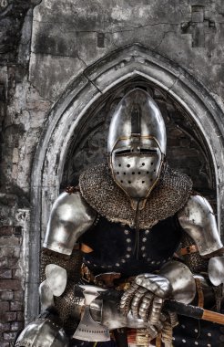 Sakin savaşçı bir kale oturuyor