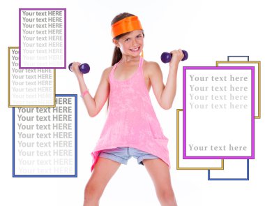 küçük Menekşe dumbbells ile oynayan kız