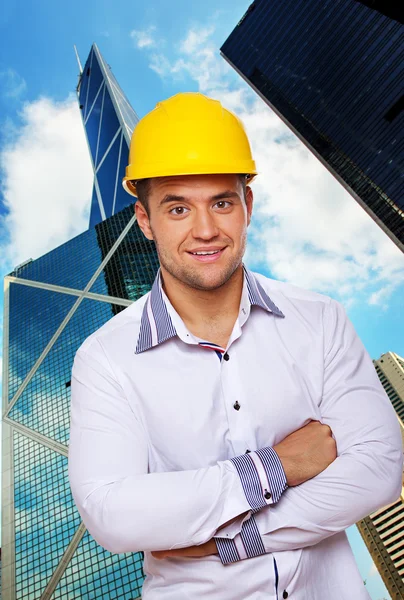 Zelf vertrouwen jonge zakenman in grote glanzende stad — Stockfoto