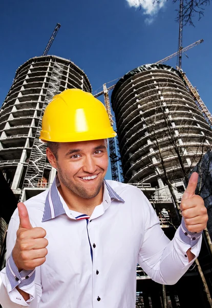 Homem feliz está prognosticando bons resultados da construção de edifícios — Fotografia de Stock