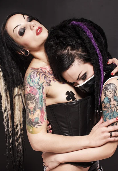Seksi karanlık lezbiyenler birbirlerini sarılıyorlar — Stok fotoğraf