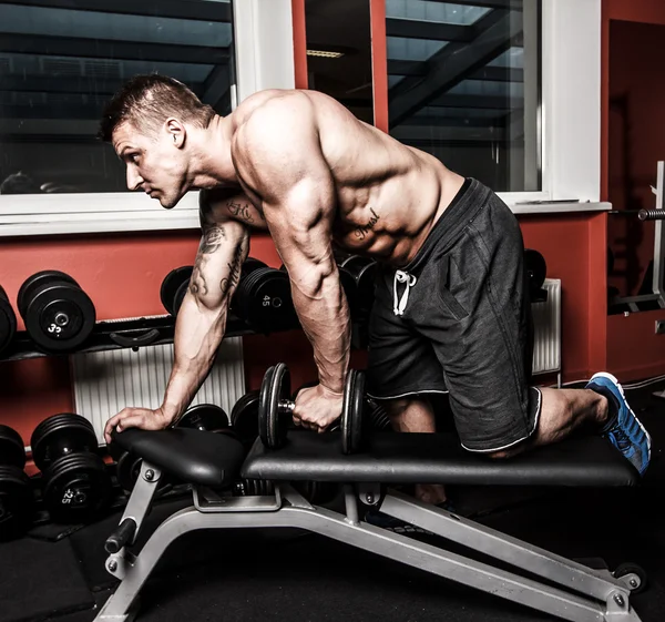 Bodybuildres is het doen van oefeningen om te bouwen beter triceps — Stockfoto