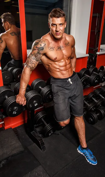 Shirtless sportsman is having rest after the training — Stock Photo, Image