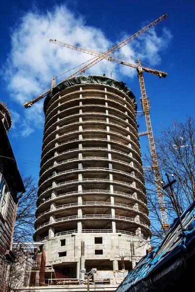 Arranha-céu que ainda está construindo — Fotografia de Stock