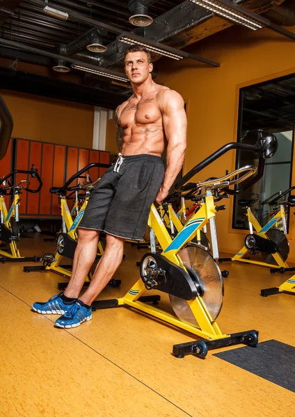 Fisicoculturista sin camisa descansando en el gimnasio — Foto de Stock