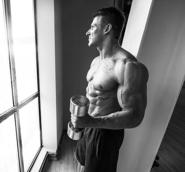 Shirtless sportsmand pumper sine biceps - Stock-foto