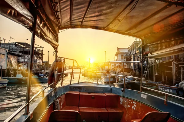 Vista do pequeno navio durante o pôr do sol — Fotografia de Stock
