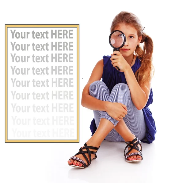 Cute girl in sitting on the floor and playing with the magnifier — Stock Photo, Image