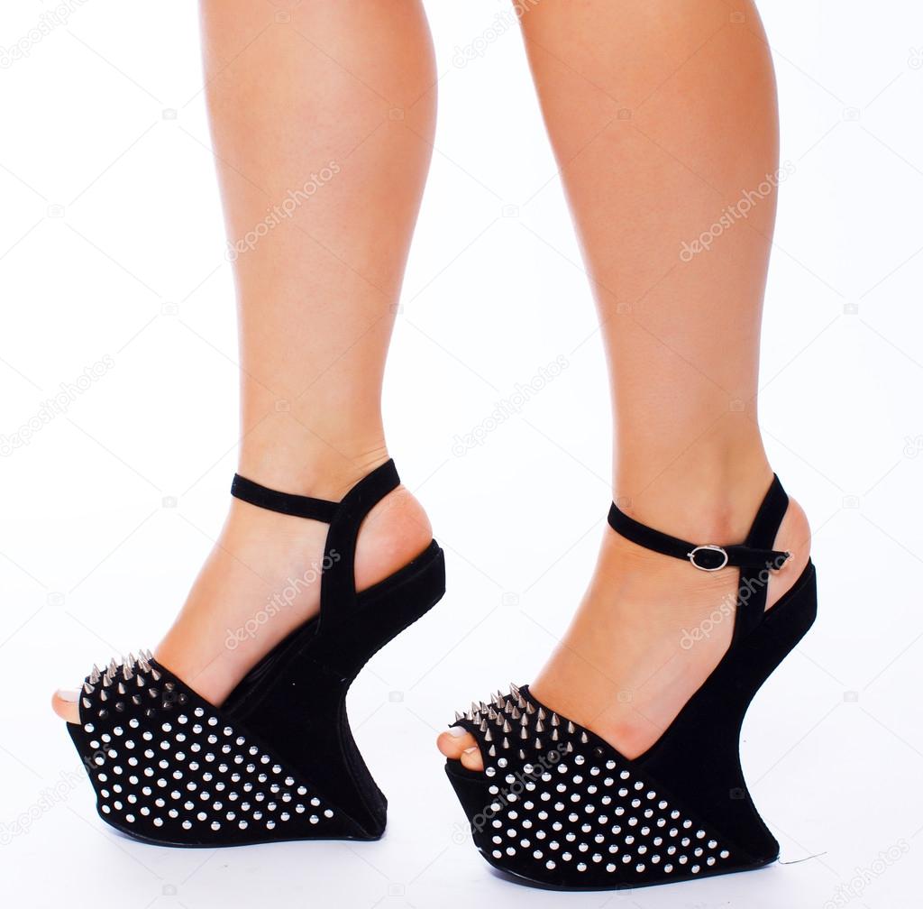 Kvinde demonstrerer cool sorte sko pigge — Stock-foto © fxquadro #23663085