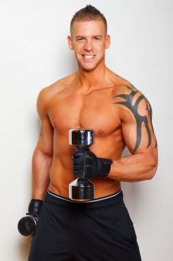 çekici adam dumbbells ile uyum