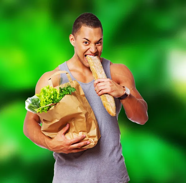 Homem vegetariano quente e faminto com um saco de comida — Fotografia de Stock