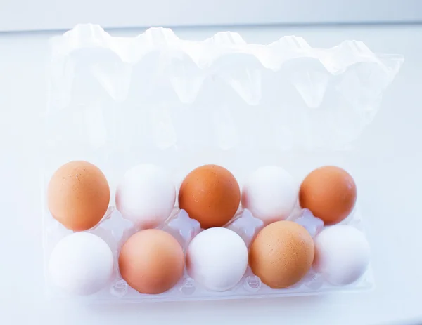 Pakket vol met witte en bruine eieren — Stockfoto