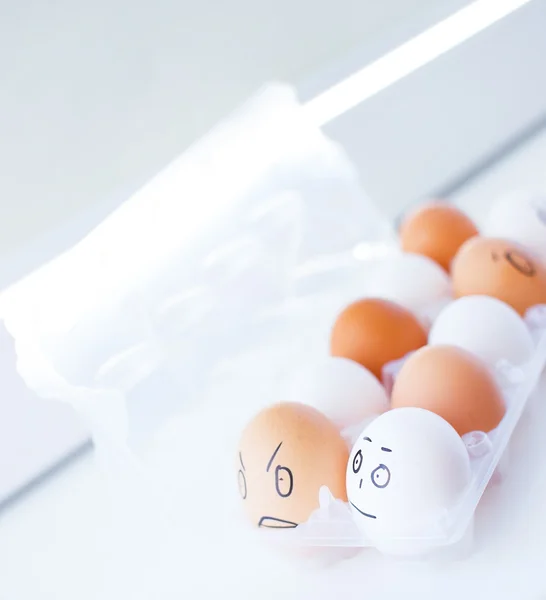 Egg med malte følelser på. – stockfoto