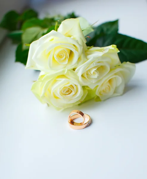 Beyaz güller ve altın yüzük — Stok fotoğraf