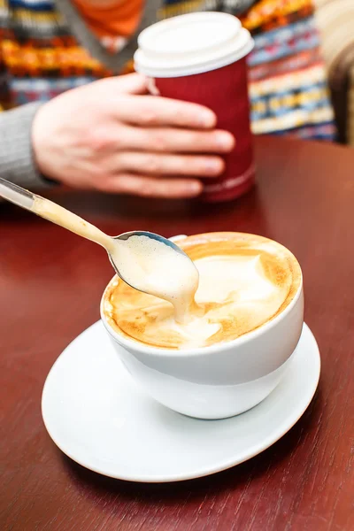 Kaffekopp och sked i skum — Stockfoto