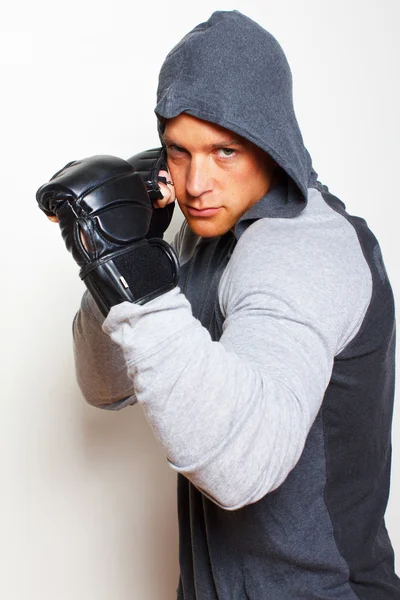 Jovem está tomando poses de boxe — Fotografia de Stock