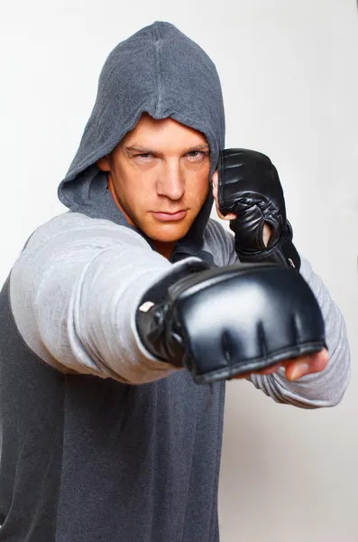 Jovem boxeador está pronto para socar — Fotografia de Stock
