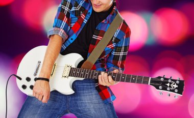 Genç coşku gitar çalan dolu