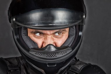 kask içinde adam çatık